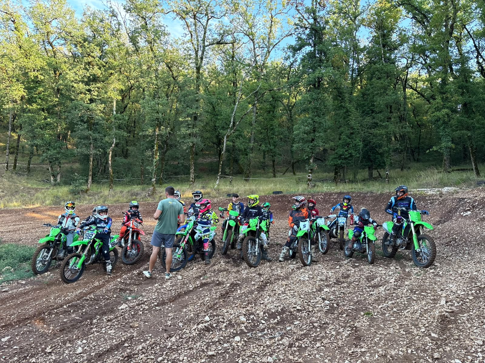 Groupe d'enfants sur le domaine School Rider Camp avec leurs motos